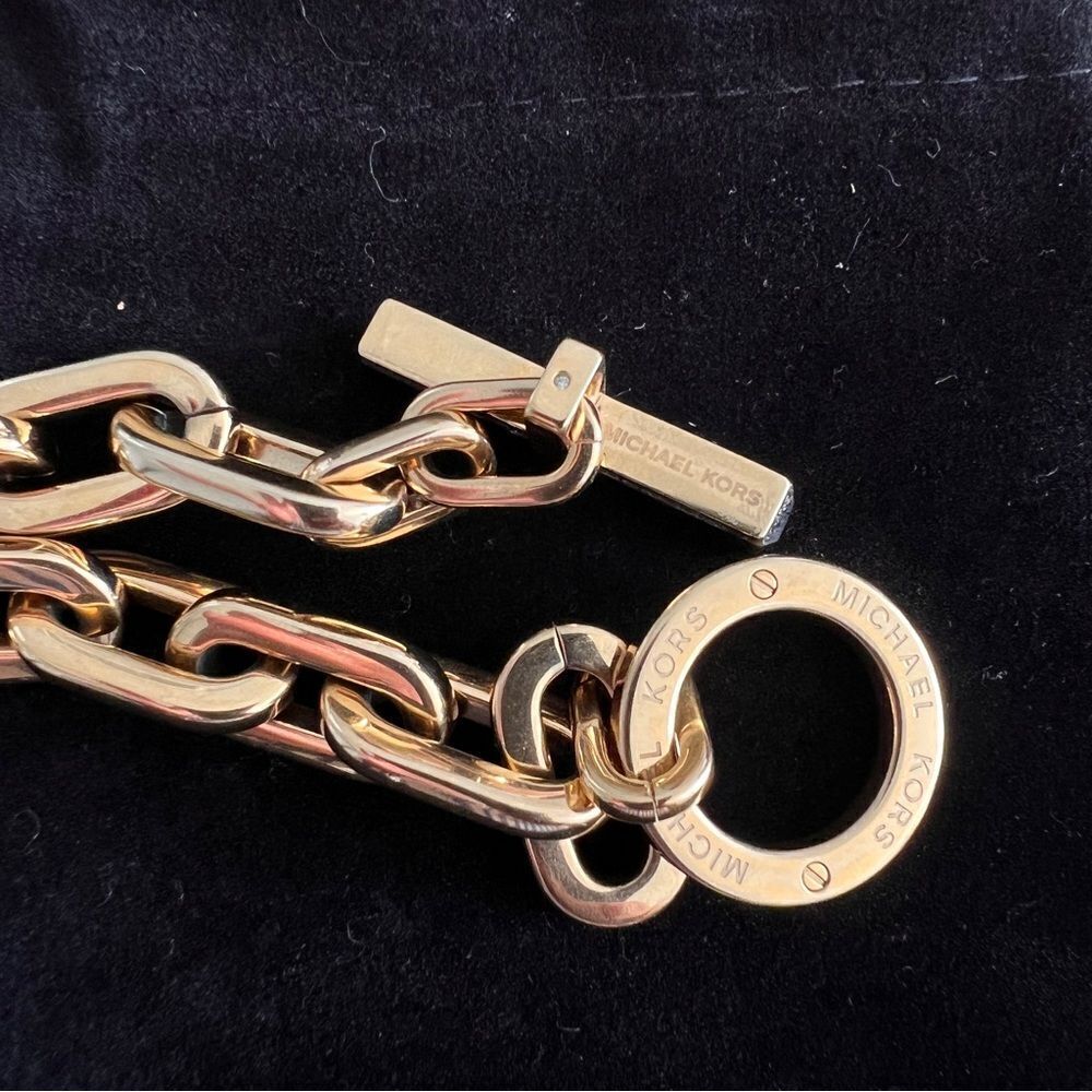 MICHAEL KORS Resin Toggle Link Bracelet - Picture 7 of 7